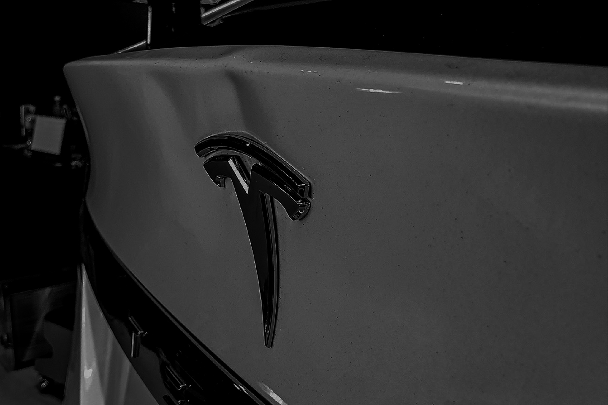 Tesla 尾門 暗