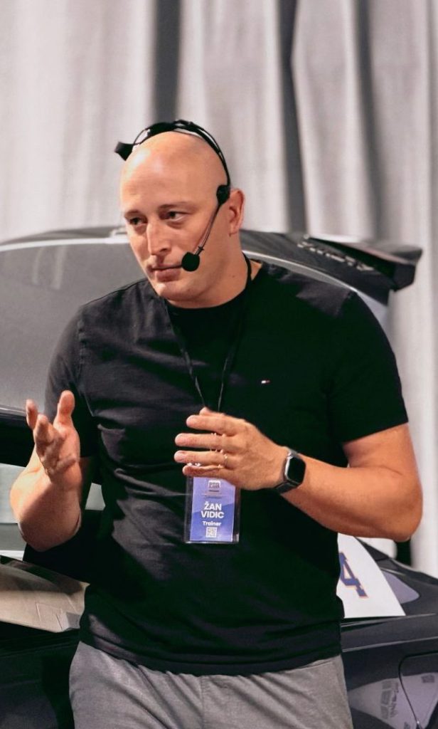 Žan Vidic:十二次世界冠軍,連續蟬聯多屆國際競賽第一名。他的穩定度與手法準確度無人能及,是所有競技型 PDR 技師的學習典範。