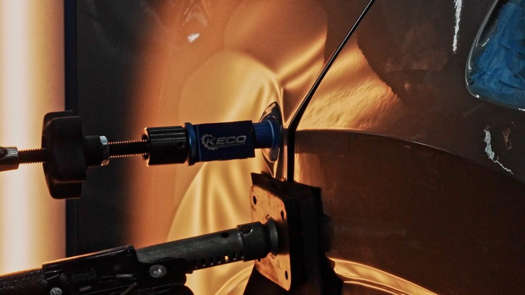 接著拉車門上的深凹痕