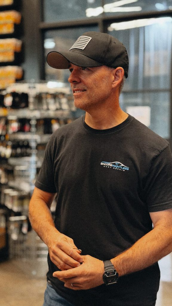 Brice Kelly:業界公認的「傳奇級修復師」。他修過的車門與大凹痕幾乎都是別人認為「不可能」的案例。看著他修車,會讓人懷疑這世界是否真的存在極限。