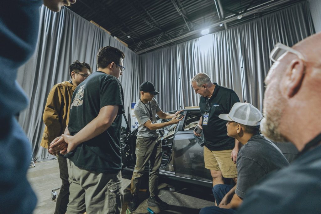 卓越凹痕修復小馬帶領大家實際操作「不拆門修復」的練習。