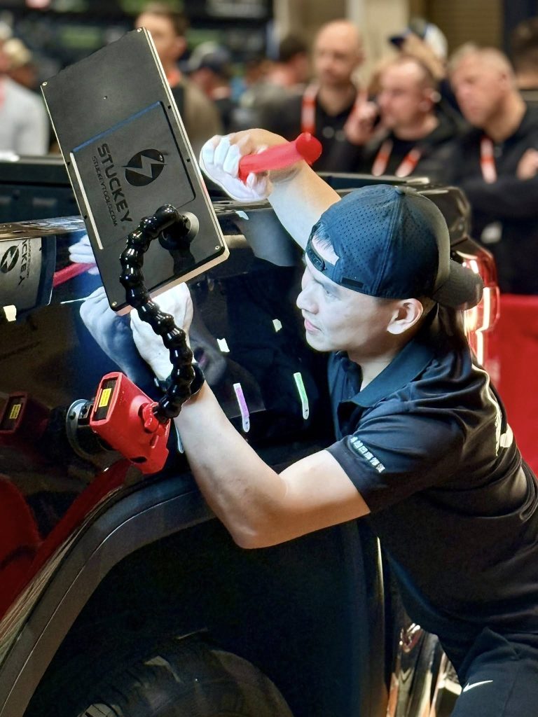 卓越小馬專注修復比賽的後葉子板