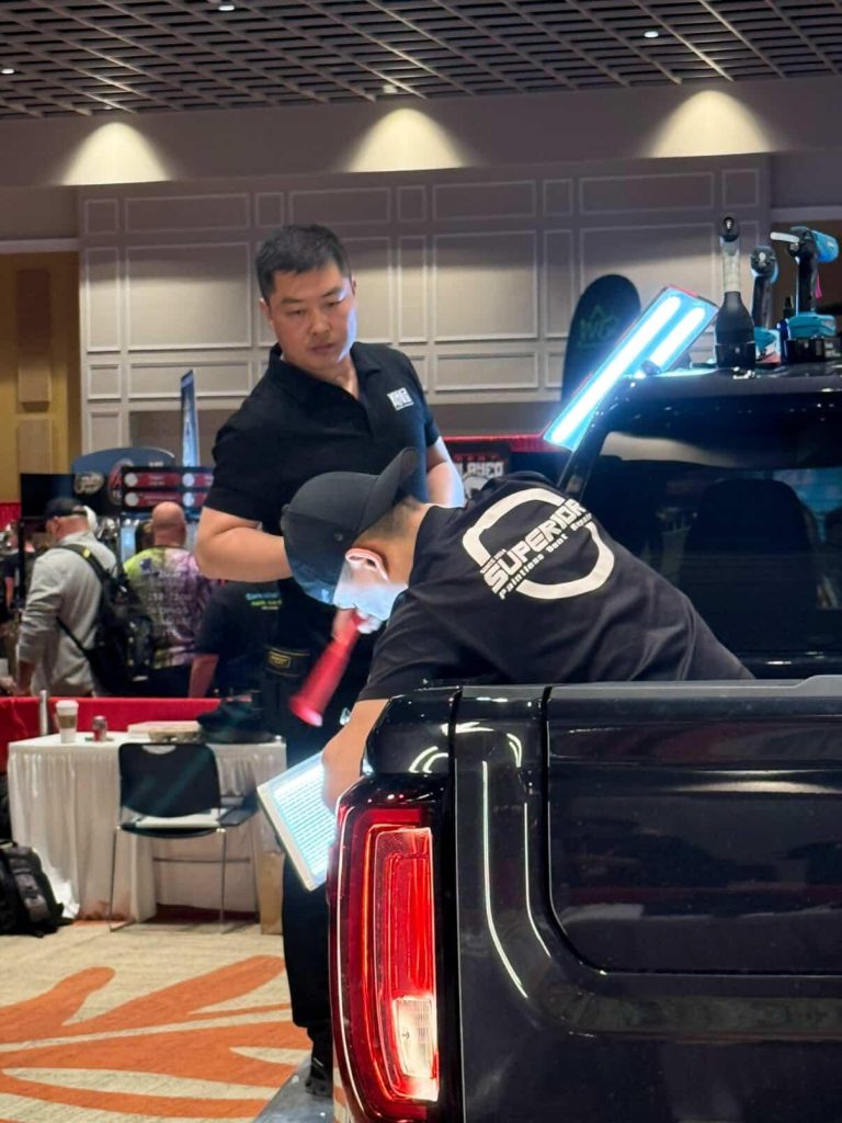 我正在修後葉子板，老吳需要等待我停手在進行B柱修復