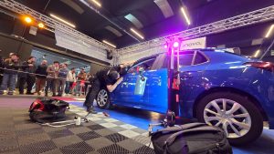 DB EXPO 2026單人組比賽,修復車門上的凹痕