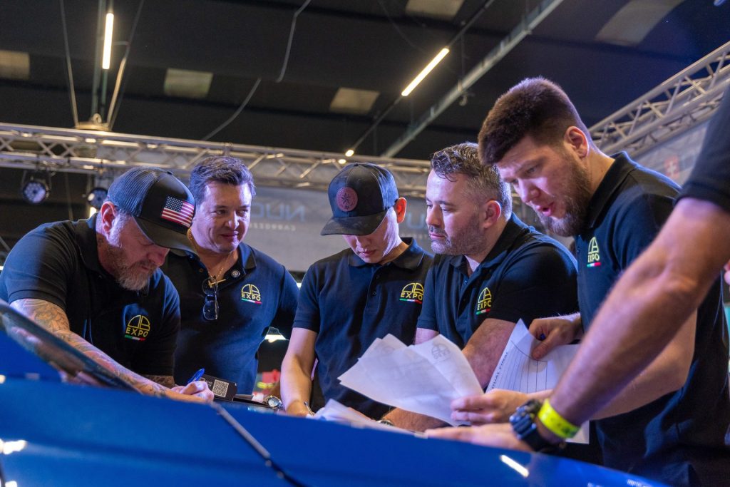 一群來自不同國家的裁判,卻因為對凹痕修復的執著聚在一起。