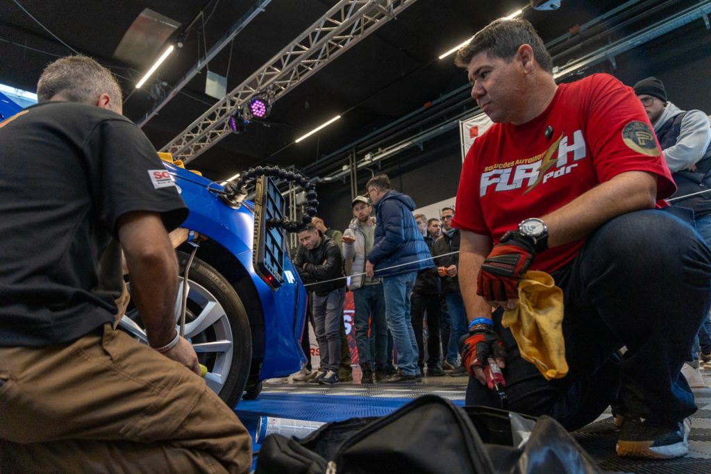 隊友在修的同時,只能在幫邊看,或是幫忙準備工具