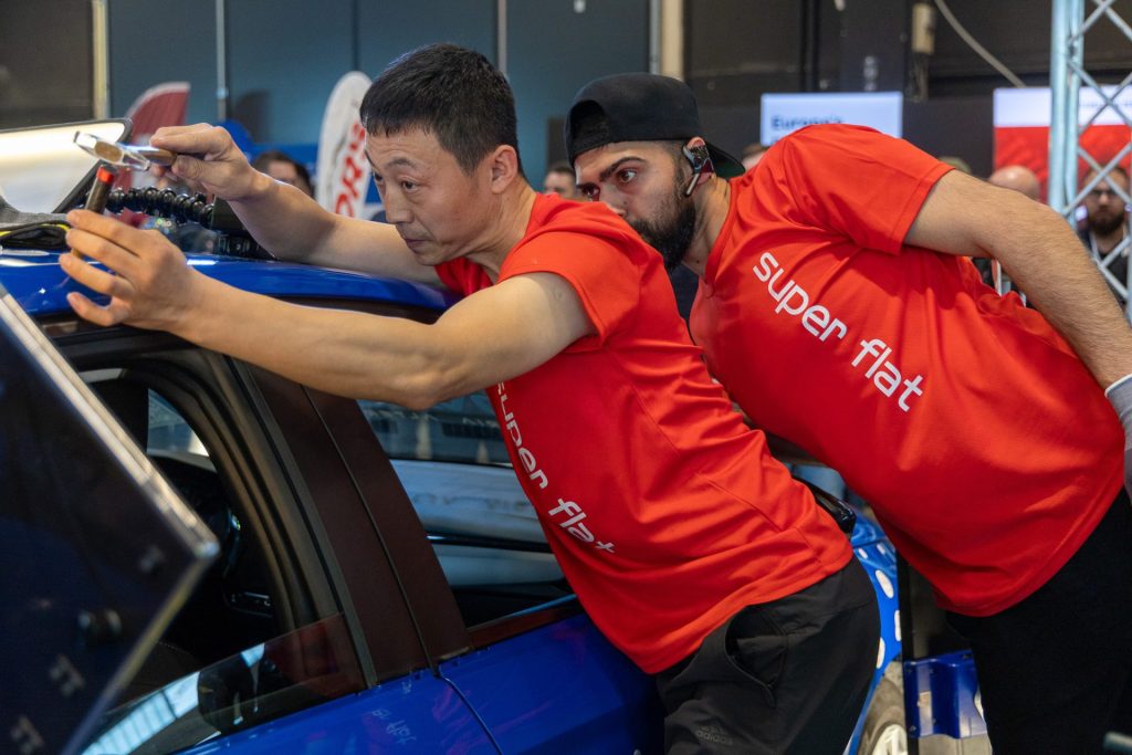 有人膠拉比較厲害,有人用工具推比較厲害,需要分工合作